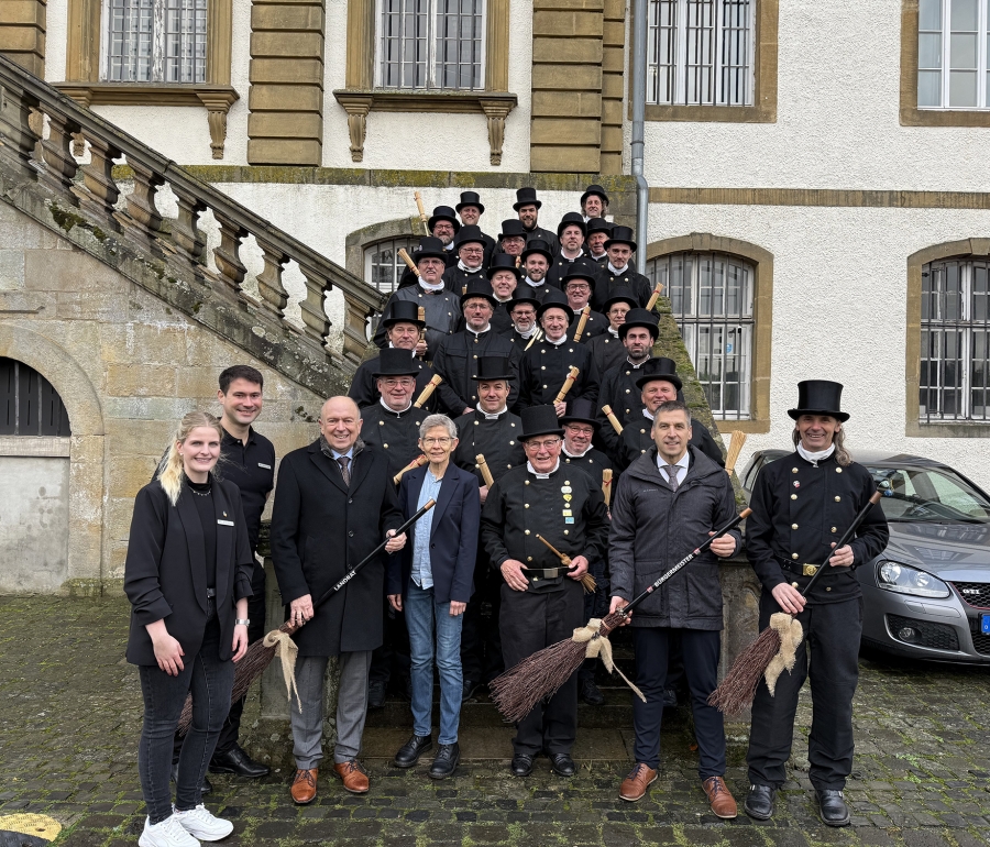 Überbringung der Neujahrsgrüße für das Jahr 2026. Mit den bevollmächtigten Bezirksschornsteinfegern des Kreises Paderborn und Annika Mehring, Gerhard Friesen, Landrat Christoph Rüther, Andrea Stern, Hartmut Schlüter, Bürens Bürgermeister Burkhard Schwuchow und Olaf Meiners, Vorsitzender der Kreisvereinigung der Schornsteinfeger (v.l.).